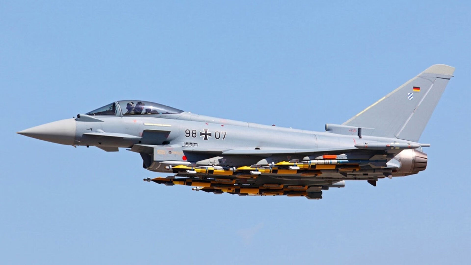 九游app官网下载-女子蝶泳划频节奏变化曲线对比图，女子蝶泳100