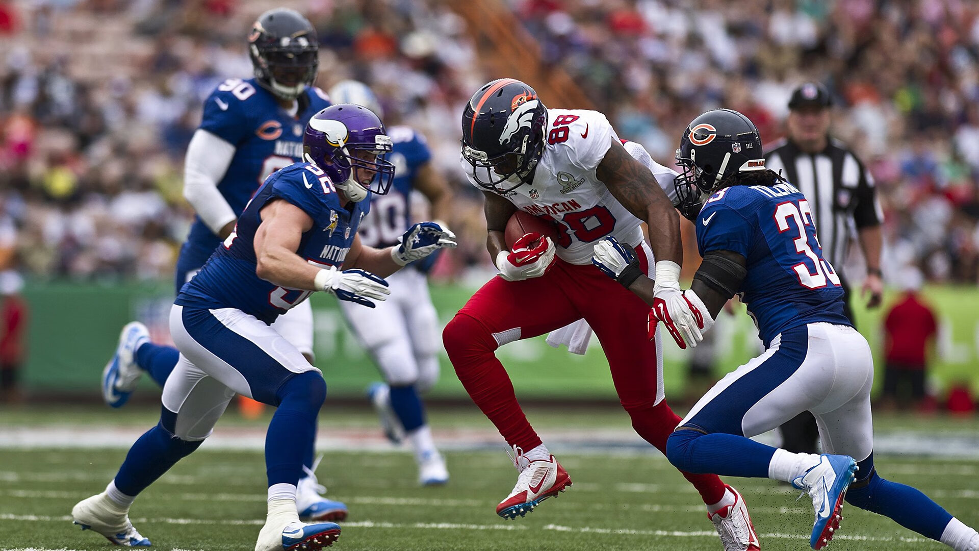 九游登录入口-球迷创作主题画展登陆城市地标传播体育文化魅力与情怀,球迷简笔画