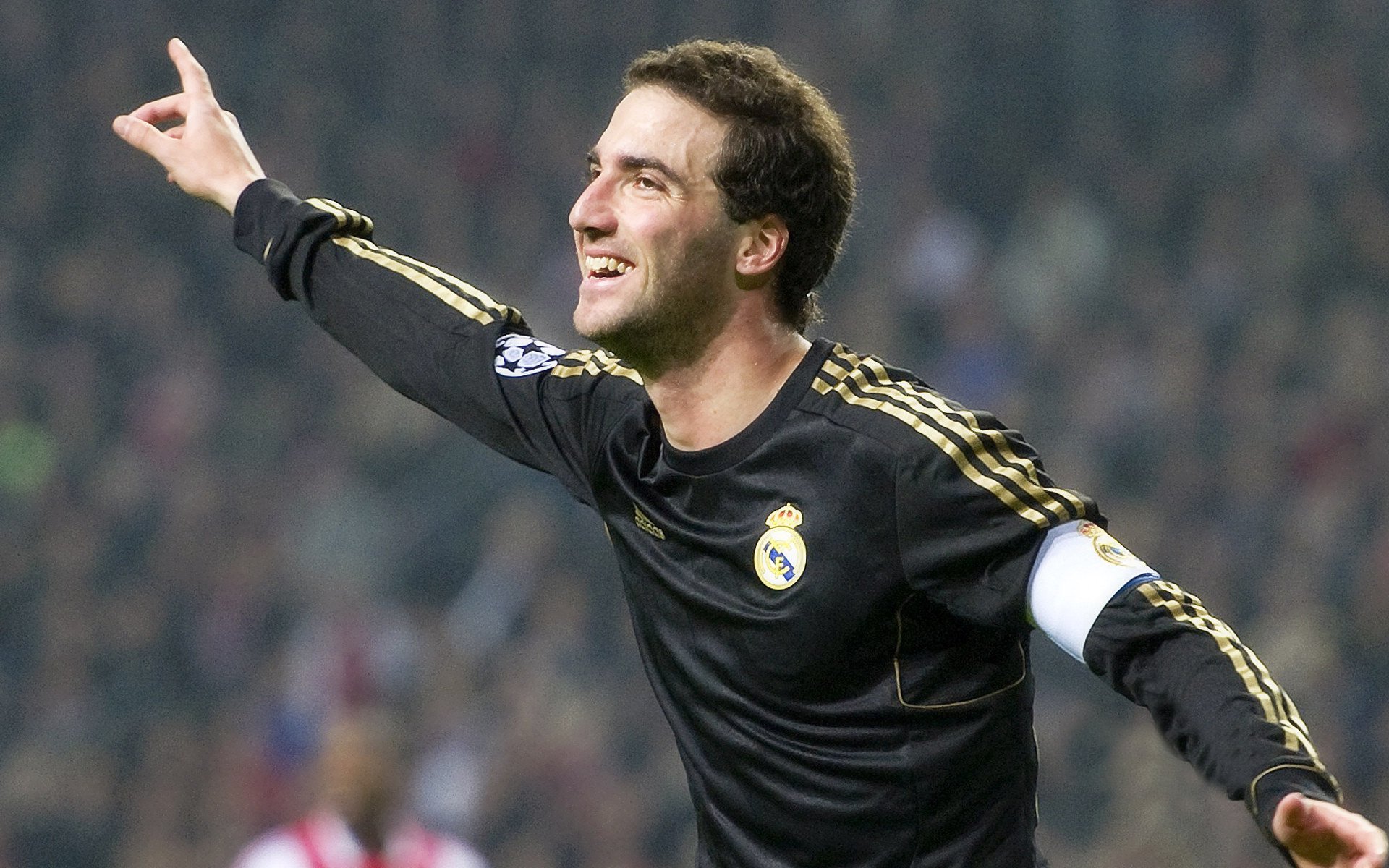 “未来足球之星：青少年足球比赛激烈争夺”，青少年足球大赛